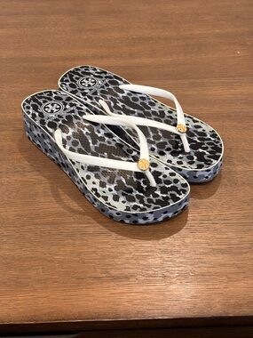 Tory Burch White Leopard Print Platform Flip Flops women’s size 8